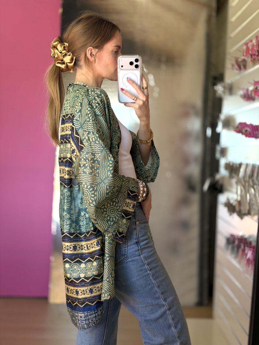 Monya Silkemix kimono no 1749 fra LÉ MOSCH, silkemix kimono syet i Indien, unik kort kimono i grøn og blå,  