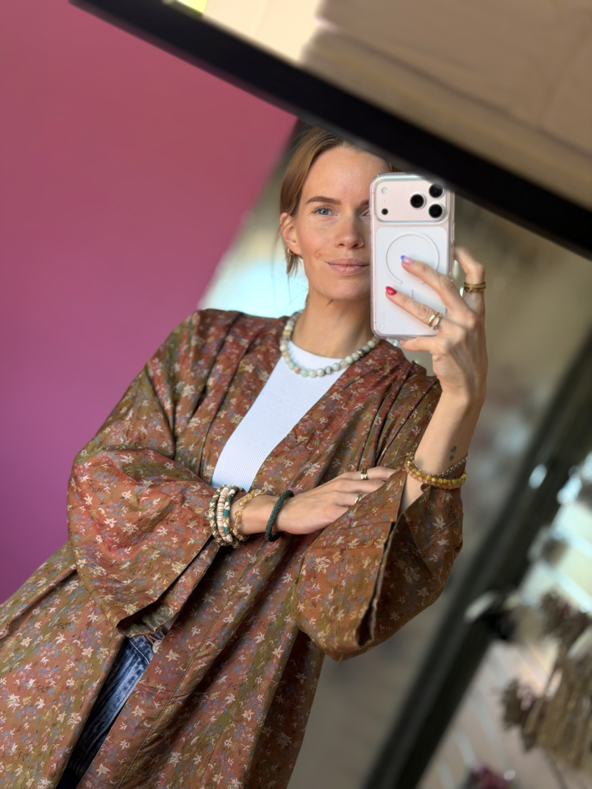 Monya Silkemix kimono no 1750 fra LÉ MOSCH, silkemix kimono syet i Indien, unik kort kimono med fint mønster,  