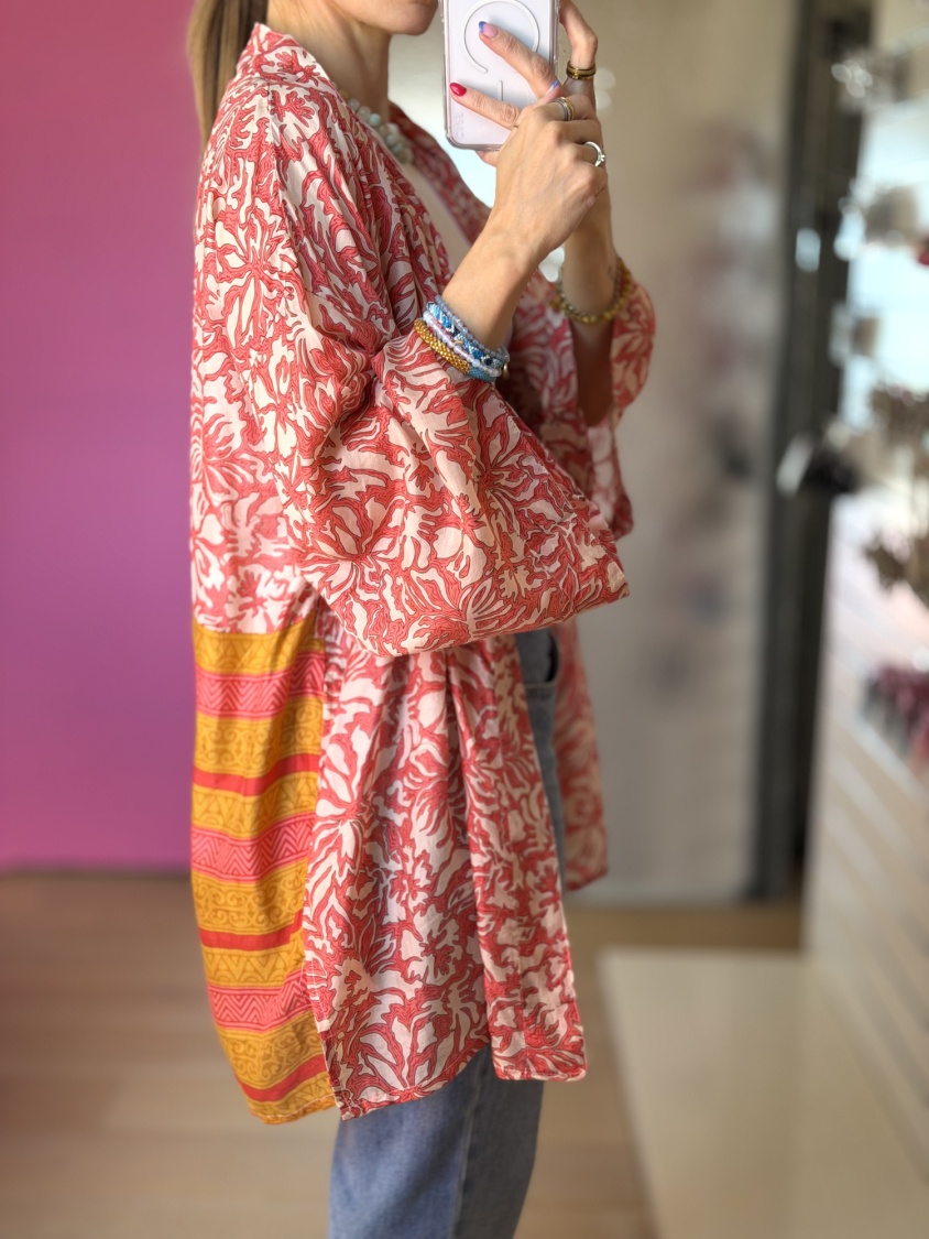 Monya Silkemix kimono no 1752 fra LÉ MOSCH, silkemix kimono syet i Indien, unik kort kimono i rød og gul,  