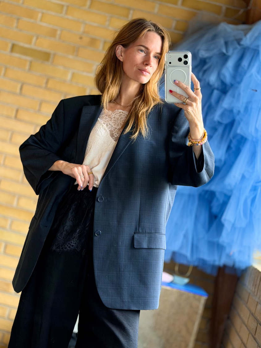 Vintage Vibes mørkeblå blazer med trekvarte ærmer – No 220 fra LÉ MOSCH, skøn og super anvendelig secondhand blazer, fin ternet boxy blazer med et lettere udtryk,