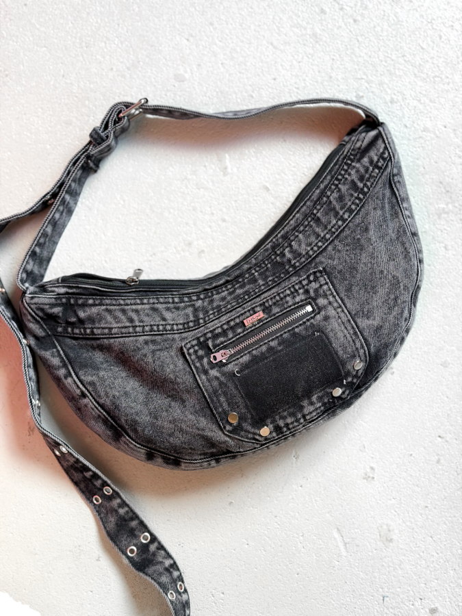 Lillian banana bag i sort denim look fra LÉ MOSCH, sej og anvendelig taske, sort cool taske i denim look, 