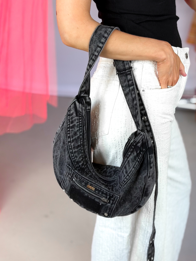 Lillian banana bag i sort denim look fra LÉ MOSCH, sej og anvendelig taske, sort cool taske i denim look, 