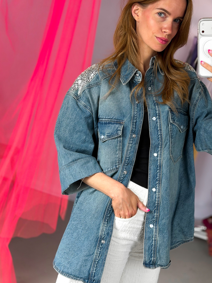 Vintage Vibes Denim Skjorte med pailletter – No 223 fra LÉ MOSCH, sej skjorte med trekvarte ærmer og glimmer, anvendelig og feminin skjorte med mange stylingmuligheder,