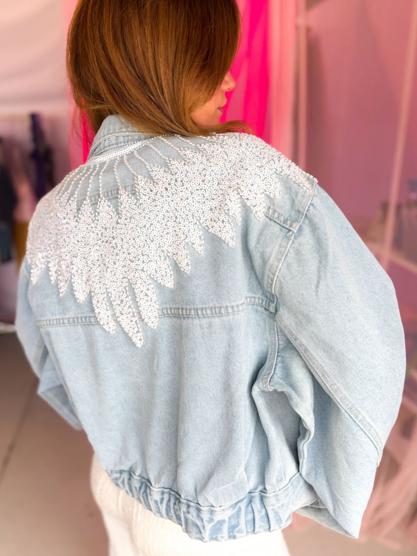 Vintage Vibes lys denim jakke med pailletter – no 225 fra LÉ MOSCH, anderledes denimjakke med glimmer, skøn denimjakke med fine detaljer,