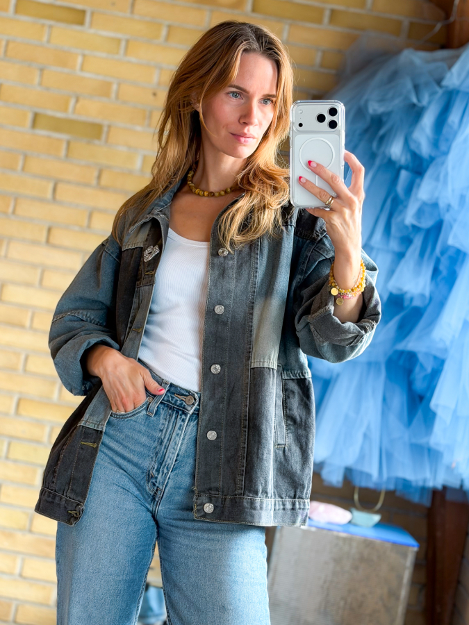 Vintage Vibes patchwork denimjakke med tiger - no 226 fra LÉ MOSCH, boxy denim jakke med tigerpatch på ryggen, unikke styles fra LÉ MOSCH,