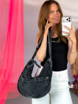 Laxi sort cross body bag i denim look fra LÉ MOSCH, sej og anvendelig taske, rummelig sort taske i denim look, festival taske