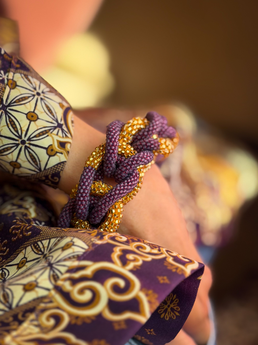 Vivienne armbånd no 10 fra LÉ MOSCH, fyldigt og cool boheme armbånd, lækkert lilla armbånd, 