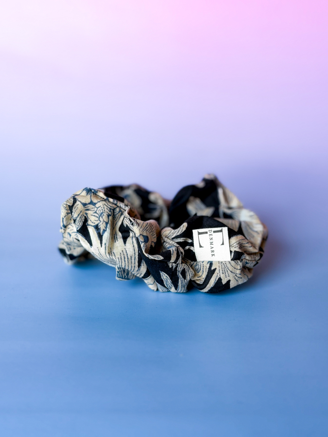 Lucca Scrunchie i sort og beige fra LÉ MOSCH, fyldig og dekorativ scrunchie, næsten unik scrunchie med floraprint, 