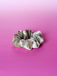 Isa Velour Scrunchie i beige fra LÉ MOSCH, enkel og basic scrunchie, anvendelig velour scrunchie, 