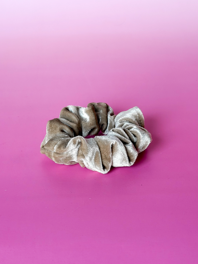 Isa Velour Scrunchie i beige fra LÉ MOSCH, enkel og basic scrunchie, anvendelig velour scrunchie, 