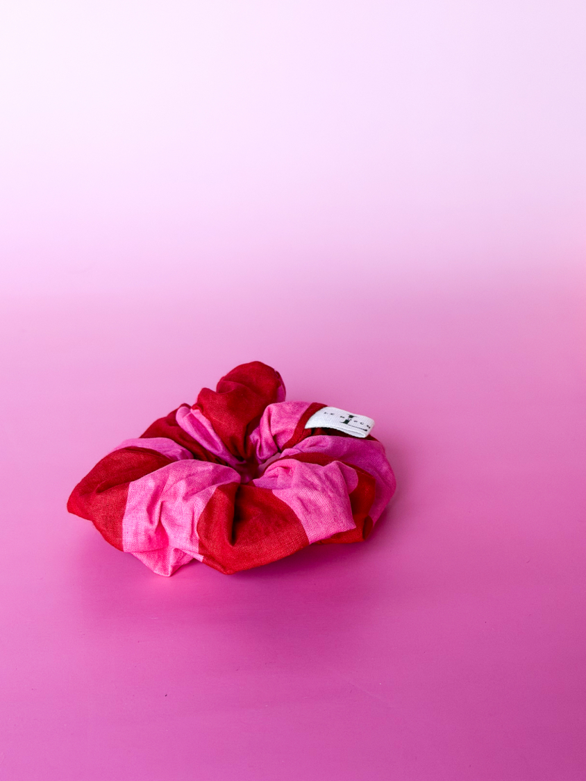 Lullu Scrunchie i pink og rød fra LÉ MOSCH, dekorativ scrunchie, sød stribet scrunchie, 