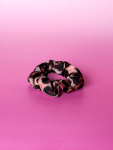 Anneli Scrunchie i rosa leo fra LÉ MOSCH, enkel og basic scrunchie, anvendelig lille rosa scrunchie, 