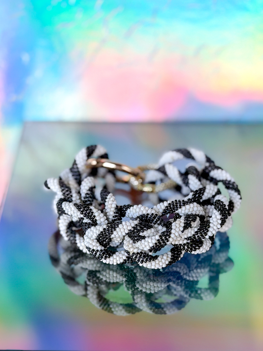 Vivienne armbånd no 19 fra LÉ MOSCH, fyldigt og cool boheme armbånd, lækkert sort hvidt armbånd, 