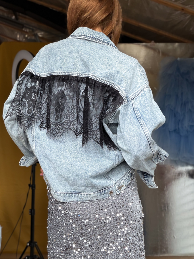 Vintage Vibes denimjakke med blonder - no 227 fra LÉ MOSCH, anvendelig denim jakke med sorte blonder på ryggen, unikke styles fra LÉ MOSCH,
