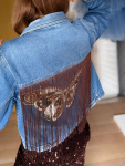 Vintage Vibes denim jakke med brune frynser og sommerfugl – no 228 fra LÉ MOSCH, anderledes denimjakke med frynser og patch, denimjakke med skønne detaljer,