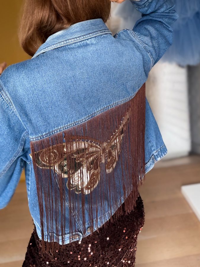 Vintage Vibes denim jakke med brune frynser og sommerfugl – no 228 fra LÉ MOSCH, anderledes denimjakke med frynser og patch, denimjakke med skønne detaljer,