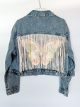 Vintage Vibes denim jakke med rosa frynser og sommerfugl – no 231 fra LÉ MOSCH, feminin denimjakke med skønne detaljer, cowboyjakke med lyserøde frynser, 