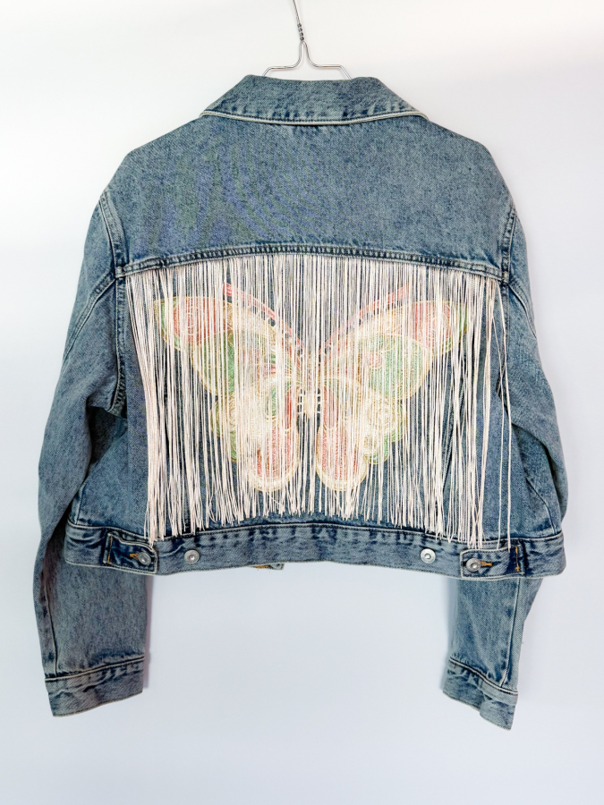 Vintage Vibes denim jakke med rosa frynser og sommerfugl – no 231 fra LÉ MOSCH, feminin denimjakke med skønne detaljer, cowboyjakke med lyserøde frynser, 