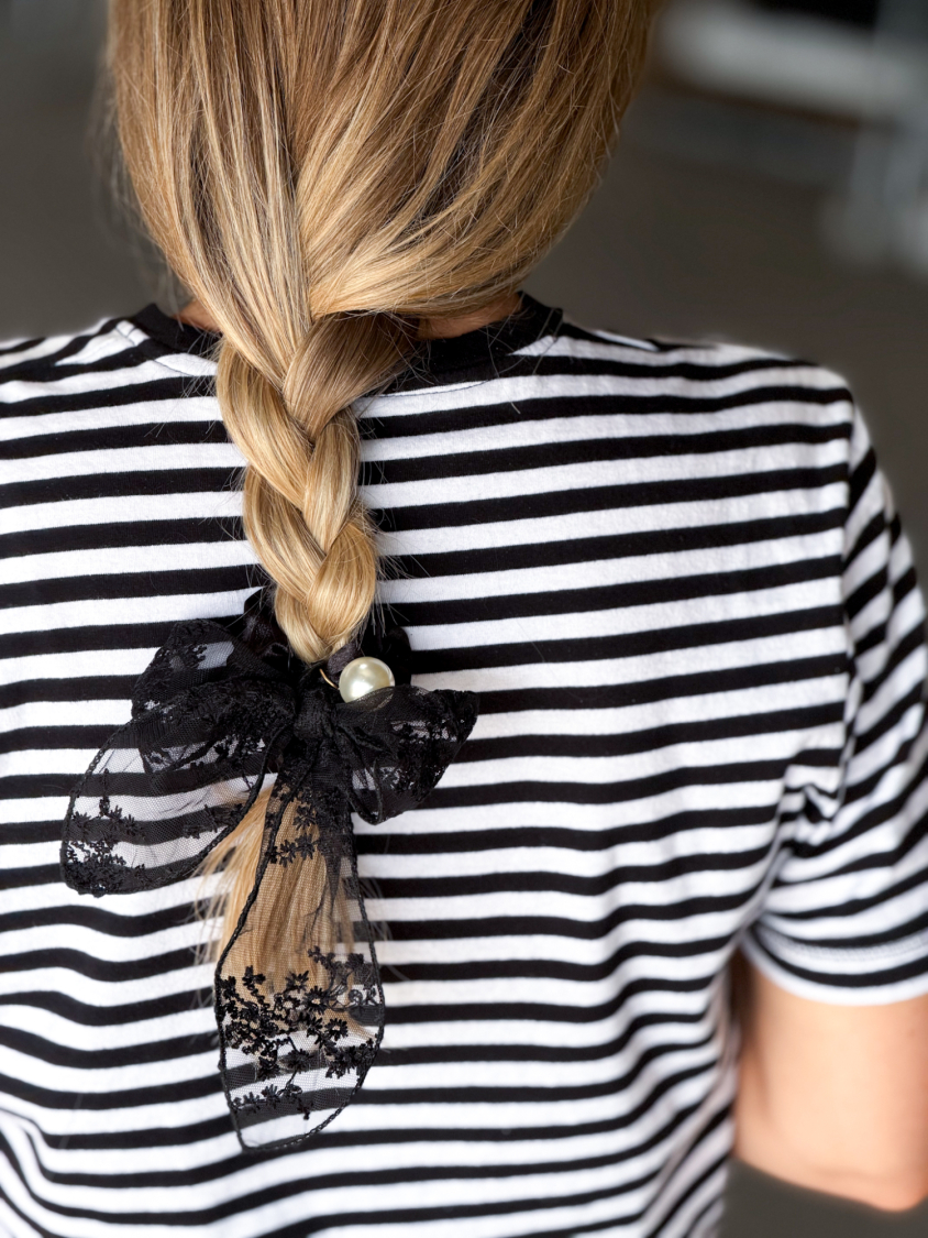 Elitta Scrunchie i sort med perle og blondesløjfe fra LÉ MOSCH, dekorativ og anderledes scrunchie, fint hårpynt med smukke detaljer, 