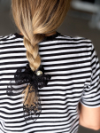 Elitta Scrunchie i sort med perle og blondesløjfe fra LÉ MOSCH, dekorativ og anderledes scrunchie, fint hårpynt med smukke detaljer, 