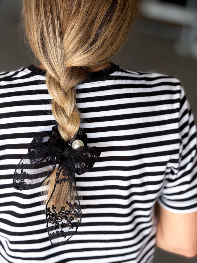 Elitta Scrunchie i sort med perle og blondesløjfe fra LÉ MOSCH, dekorativ og anderledes scrunchie, fint hårpynt med smukke detaljer, 