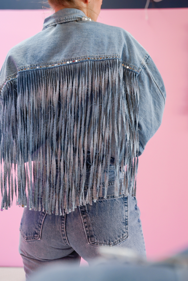 Vintage Vibes denim skjorte med frynser og spejle - no 232 fra LÉ MOSCH, sej og feminin skjorte, anderledes og anvendelig skjorte med seje detaljer, 