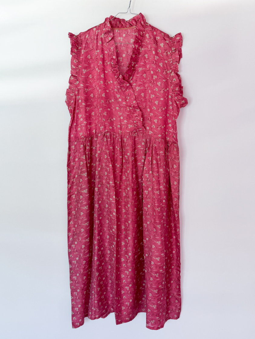 Unika style no 2 - lang kjole med flæser fra LÉ MOSCH, rummelig og fin rosa kjole, super anvendelig unika kjole med flæser, 
