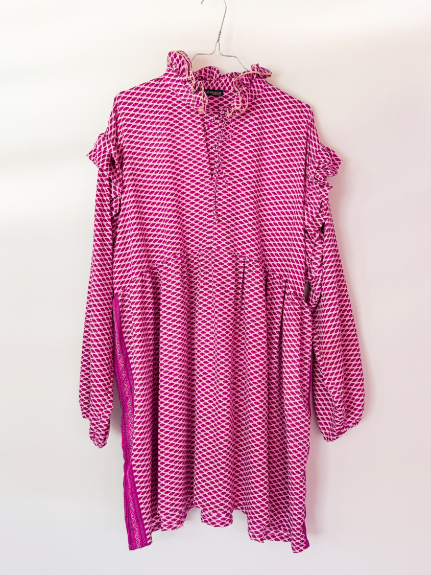 Unika style no 6 - pink kjole med flæser fra LÉ MOSCH, rummelig og let pink kjole, super anvendelig unika kjole af genbrugsmaterialer, 