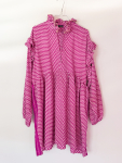 Unika style no 6 - pink kjole med flæser fra LÉ MOSCH, rummelig og let pink kjole, super anvendelig unika kjole af genbrugsmaterialer, 