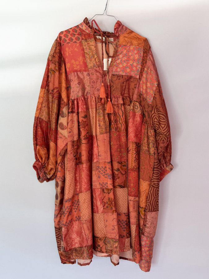 Unika style no 8 - patchwork kjole med lommer fra LÉ MOSCH, rummelig og foret kort kjole, super anvendelig koralfarvet patchwork kjole af genbrugsmaterialer, 
