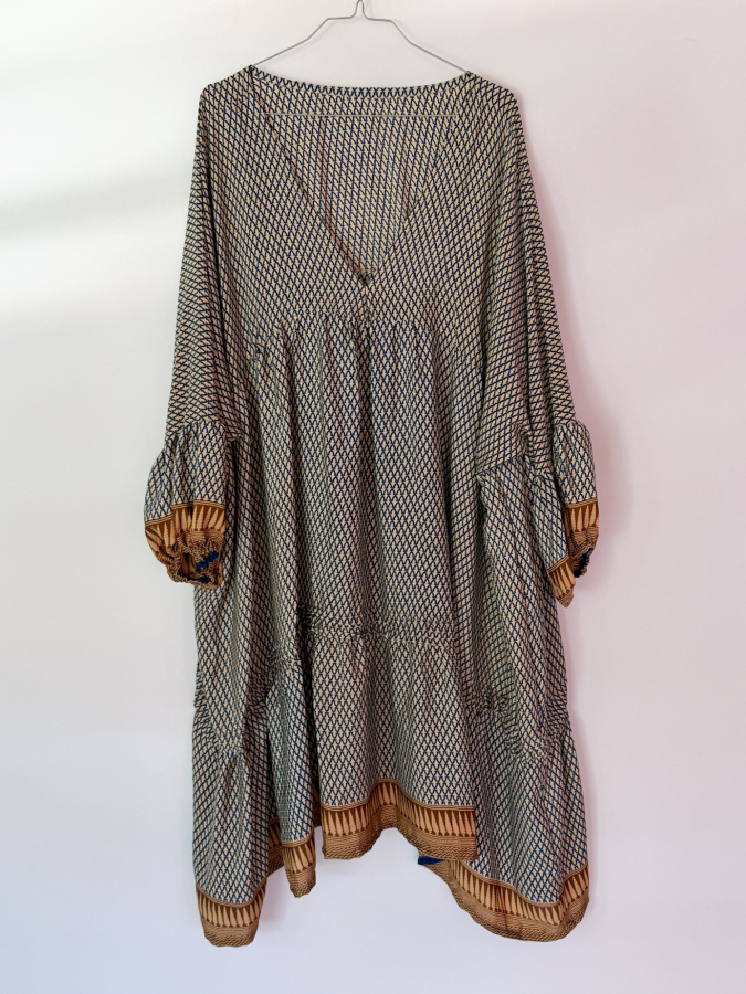 Unika style no 11 - oversize kjole med fine detaljer fra LÉ MOSCH, rummelig og let kjole, super anvendelig unika kjole i blå og hvid, 
