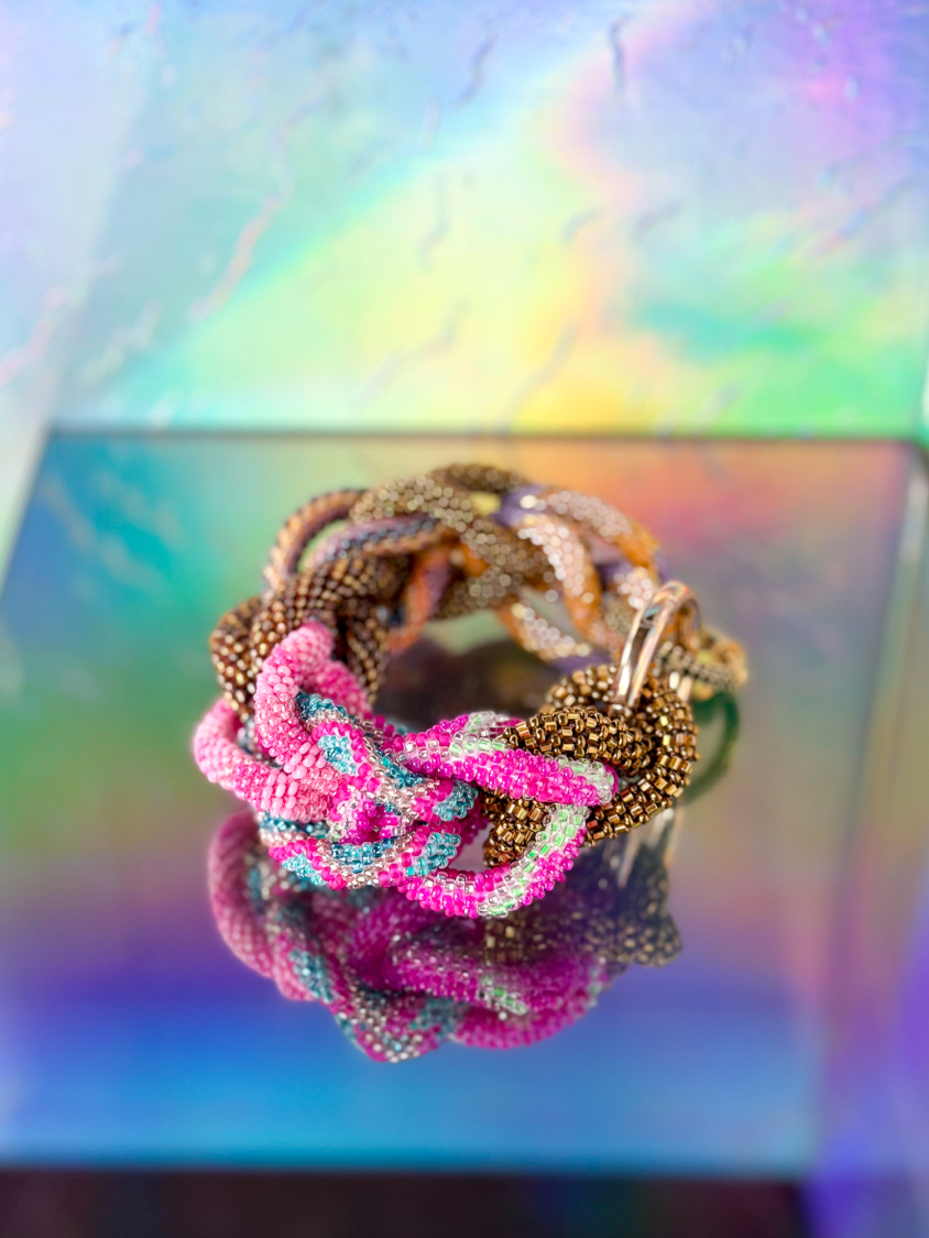 Vivienne armbånd no 27 fra LÉ MOSCH, fyldigt og cool boheme armbånd, lækkert armbånd med lilla nuancer, 