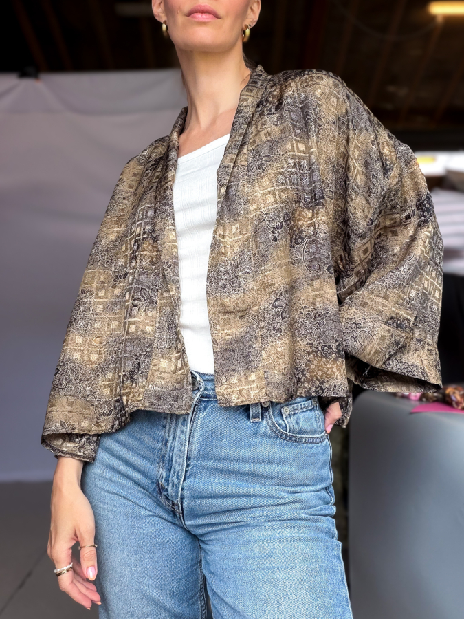 Maria Kimono Kort no 395 fra LÉ MOSCH, håndlavet Maria Kimono i et smukt brunligt print, festlig og stilfuld kort kimono med trekvarte ærmer og bælte,