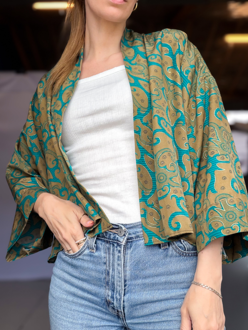 Maria Kimono Kort no 396 fra LÉ MOSCH, håndlavet Maria Kimono i grønt brunt og gyldent print, festlig og stilfuld kort kimono med trekvarte ærmer og bælte,