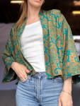 Maria Kimono Kort no 396 fra LÉ MOSCH, håndlavet Maria Kimono i grønt brunt og gyldent print, festlig og stilfuld kort kimono med trekvarte ærmer og bælte,