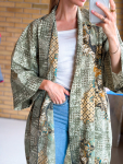 Maria kimono no 399 fra LÉ MOSCH, skøn unik kimono med fint print, anvendelig kimono i grøn og gylden, 