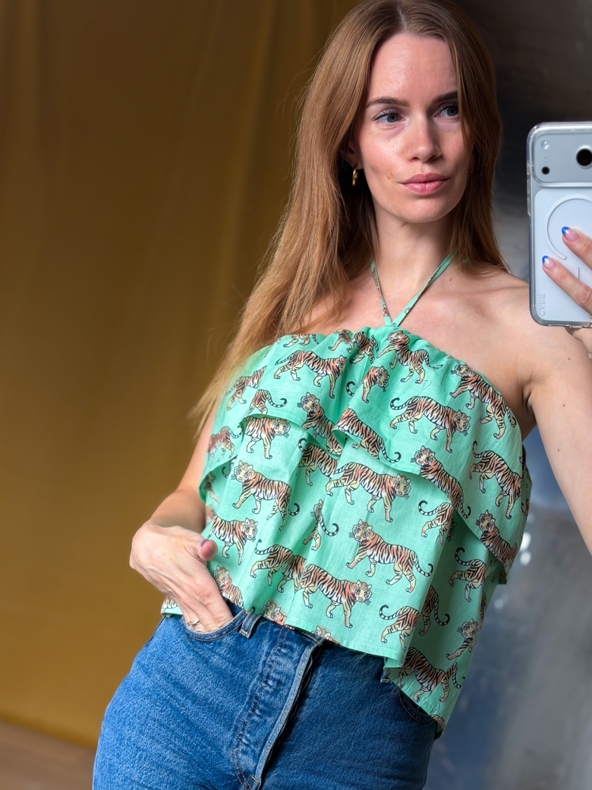 Prisilla top i mint med tigre fra LÉ MOSCH, enkel og let flæse top, grøn bomuldstop med tigerprint, 