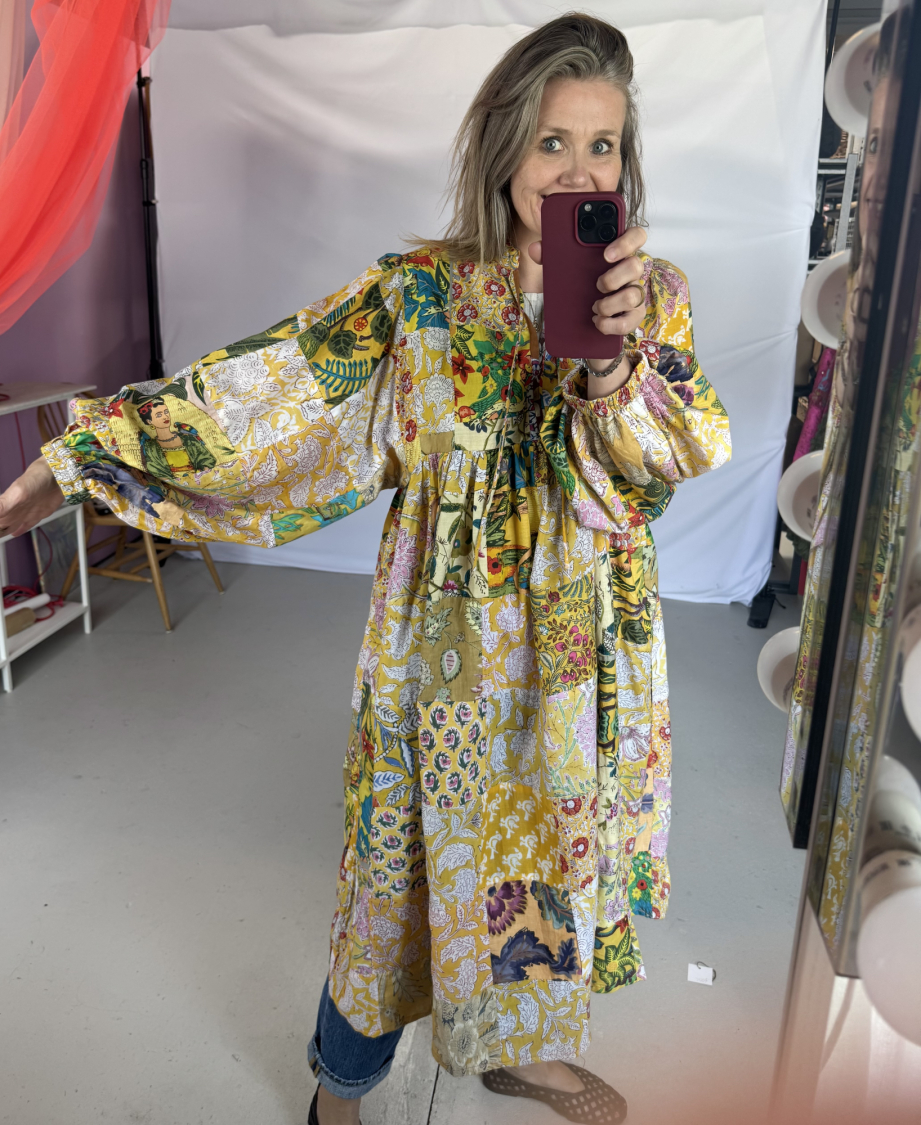 Unika style no 25 - gul patchwork kjole fra LÉ MOSCH, volumiøs kjole, usædvanlig kjole med lange ærmer, 