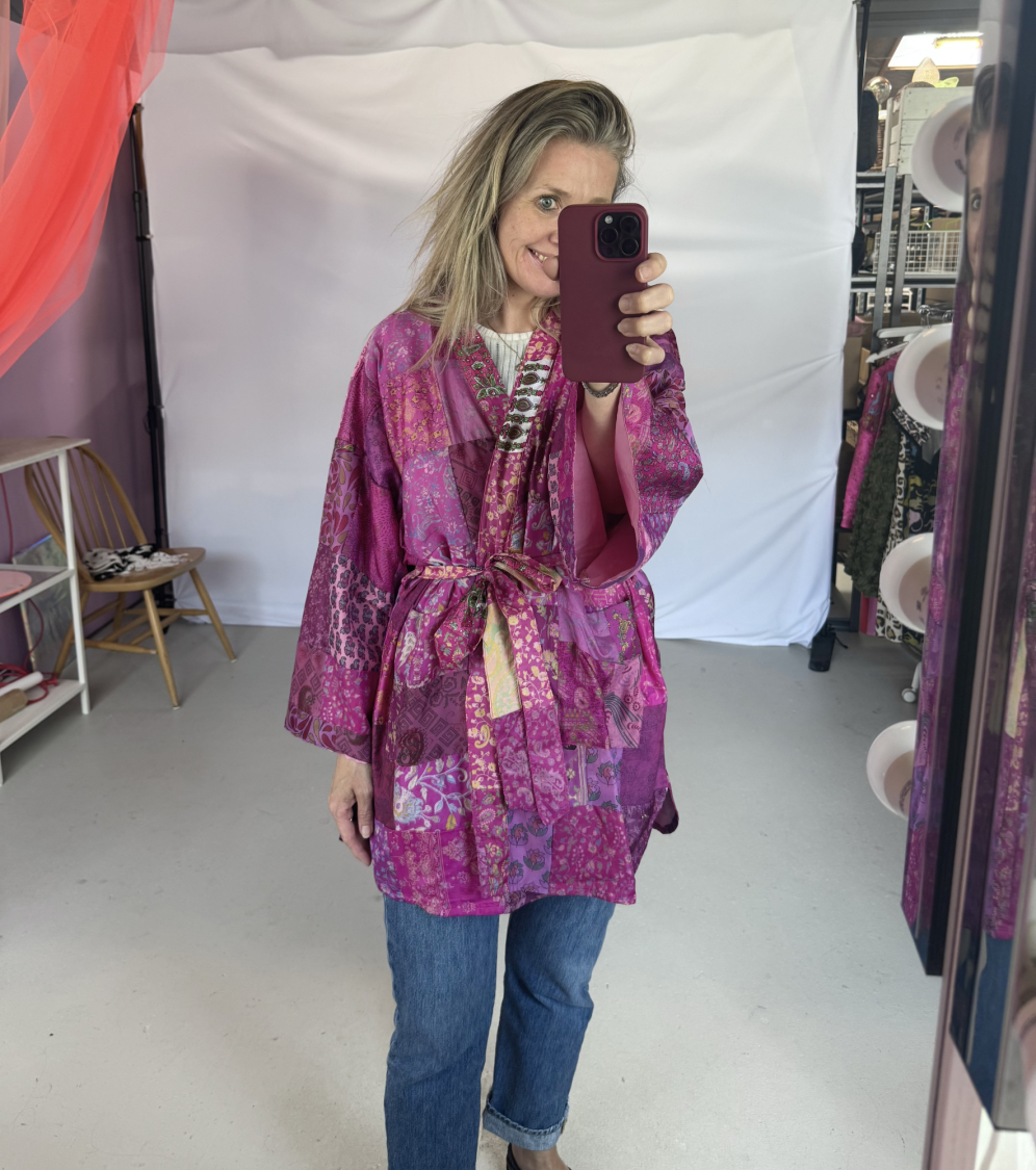 Unika style no 29 - kort patchwork jakke/kimono fra LÉ MOSCH, smuk og anvendelig kimono der også kan bruges som jakke, super fin kort pink kimono til både hverdag og fest, 