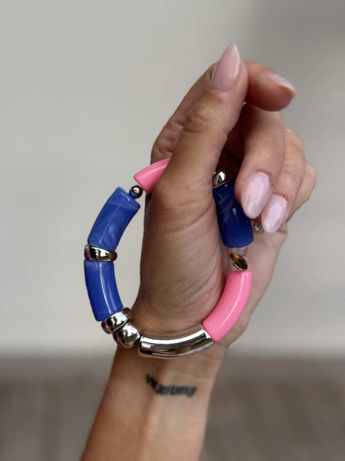 Maggie armbånd no 14 fra LÉ MOSCH, smukt boheme armbånd, blå og pink armbånd med forsølvede perler