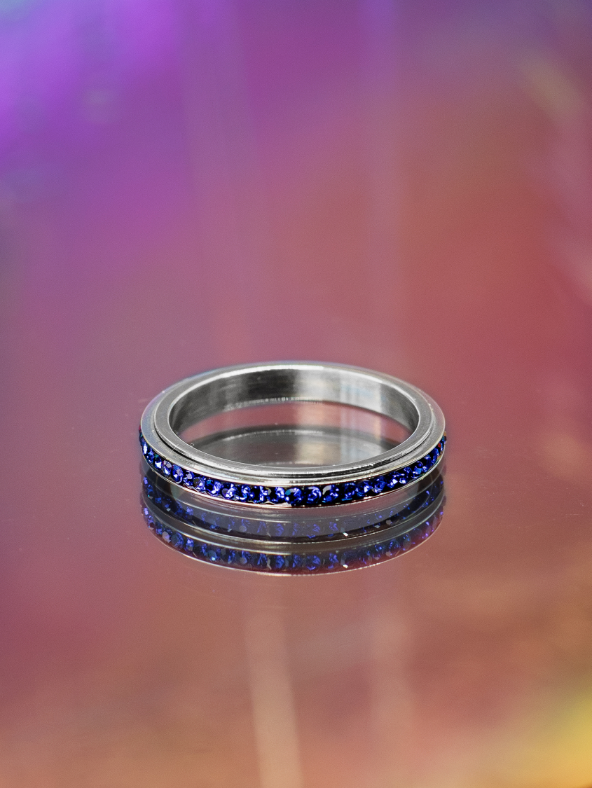 mille anti stress ring i forsølvet med blå sten fra LÉ MOSCH, bevægelig ring, beroligende ring, adhd ring,