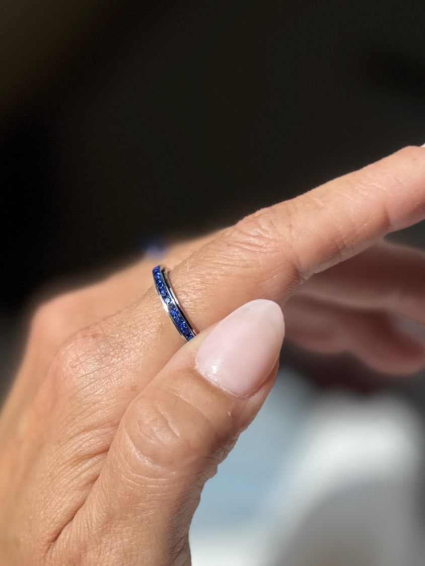 Mille anti stress ring i forsølvet Blå fra LÉ MOSCH, anti stress ring i forsølvet stål med blå sten, bevægelig ring, beroligende ring, adhd ring,