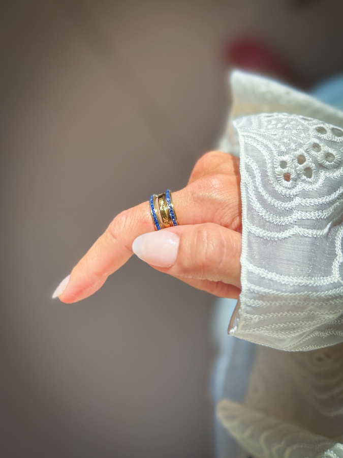 Mille anti stress adhd ring i forgyldt med blå sten fra le mosch