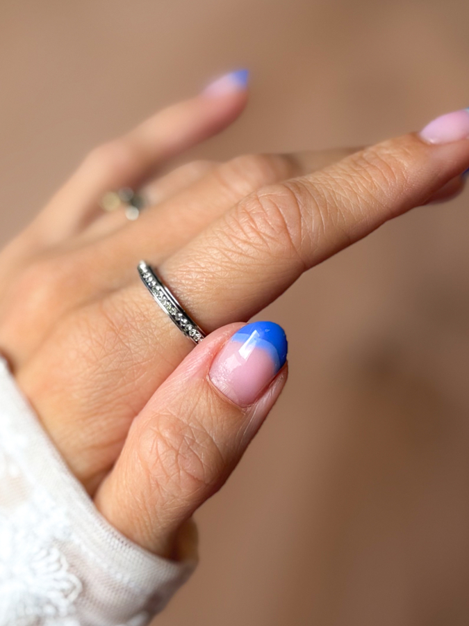 Palma anti stress ring i forsølvet fra LÉ MOSCH, fin og enkel dreje ring, ring med små sten, 