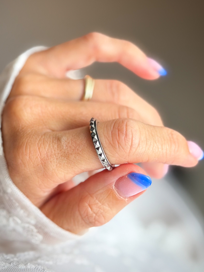 Thyra anti stress ring i forsølvet fra LÉ MOSCH, sej dreje ring med nitter, 