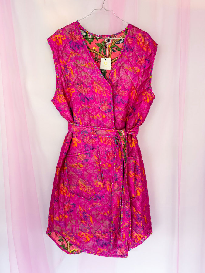 Vintage Vibes vest med pailletter – no 236 fra LÉ MOSCH, pink lang vatteret vest, lang smuk vest med bælte og lommer,