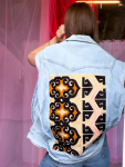 Vintage Vibes denim vest med broderi på ryggen – no 237 fra LÉ MOSCH, anderledes denimvest med personlighed, anvendelig denimvest med 80er vibe, vesten til din festival,