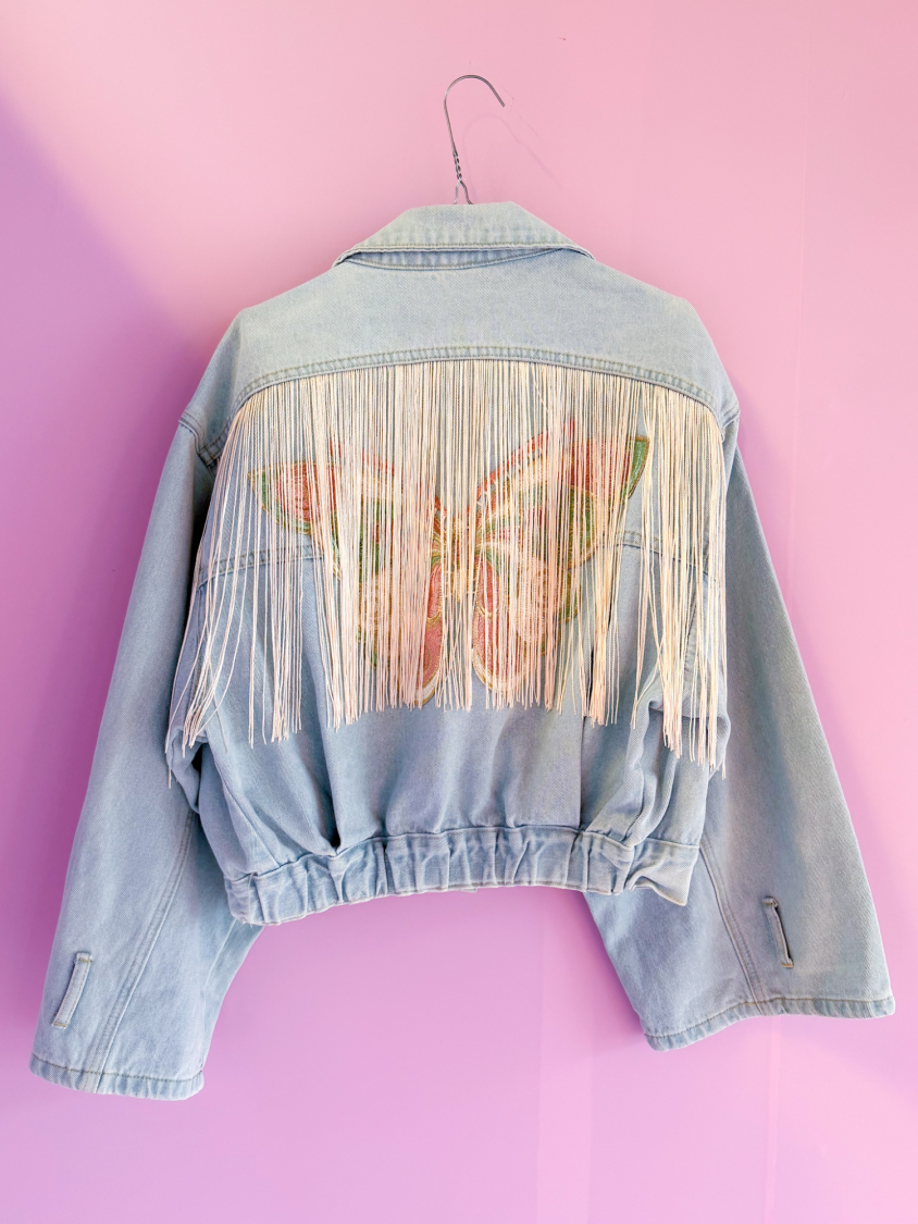 Vintage Vibes lys denim jakke med sommerfugl og frynser – no 239 fra LÉ MOSCH, anderledes denimjakke med frynser, kort denimjakke med skønne detaljer,