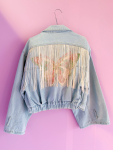 Vintage Vibes lys denim jakke med sommerfugl og frynser – no 239 fra LÉ MOSCH, anderledes denimjakke med frynser, kort denimjakke med skønne detaljer,