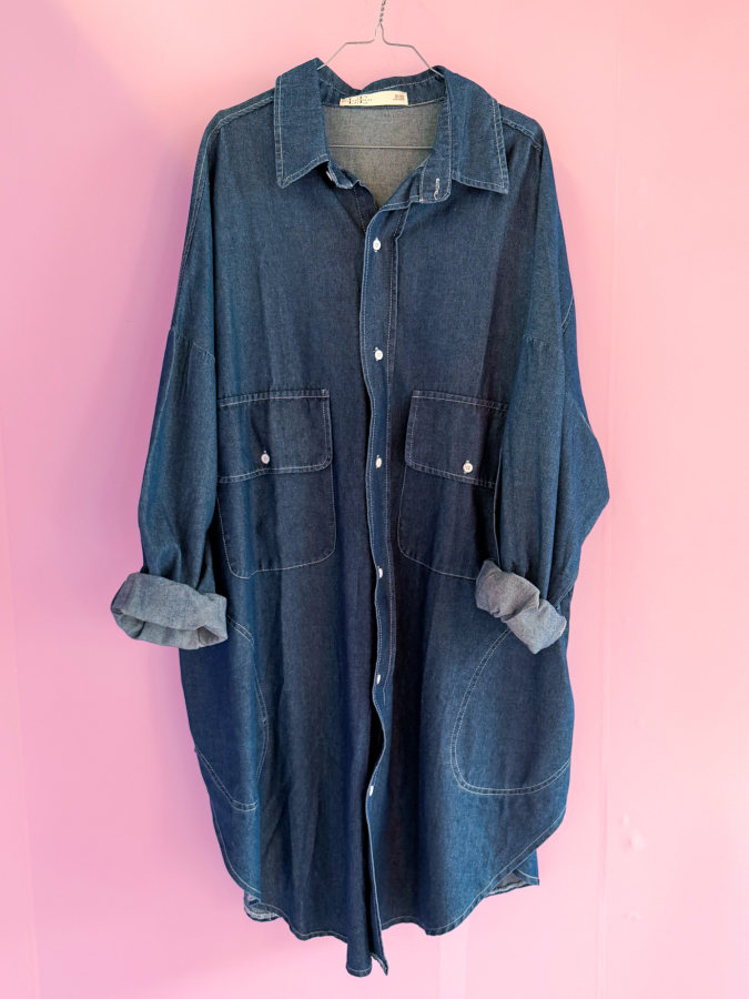 Unika style no 38 - oversize skjorte med hvide knapper fra LÉ MOSCH, rummelig og cool skjorte, super anvendelig skjorte i mørk denim, 